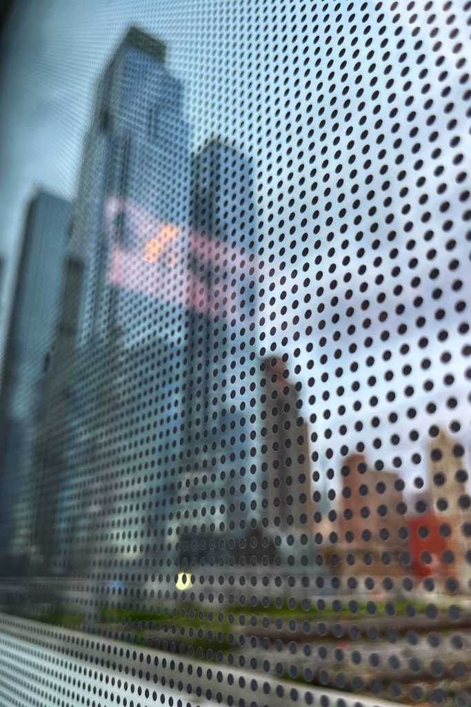 Sicher für Vögel: Fenster mit Glasfrittebeschichtung im Javits Center, dem Messezentrum von New York